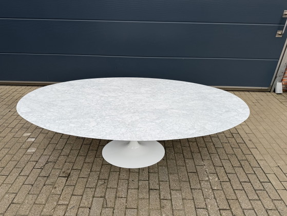 Image 1 of Originele ovale Knoll Tulip eettafel (grootste model: 244cm) Carrara marmer