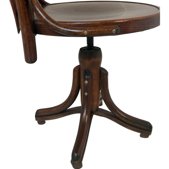 Image 1 of Thonet (Attr.) - Kapitänsstuhl aus gebogenem Holz - auf schwenkbarem Fuß montiert