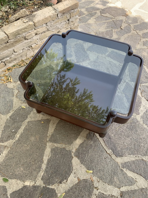 Vintage-Couchtisch aus den 1970er-Jahren – Rauchglas und gebogenes Holz mit doppelter Ablage – 66 x 66 x 37 cm