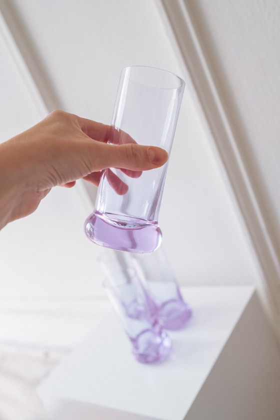 Image 1 of 4 vasos largos de color lila con base redonda, procedentes de Italia, década de 1970.