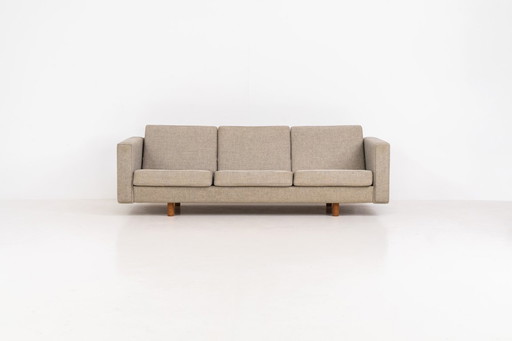 GE300 3-seater sofa  by Hans J. Wegner for Getama  (Denmark, 1960s).