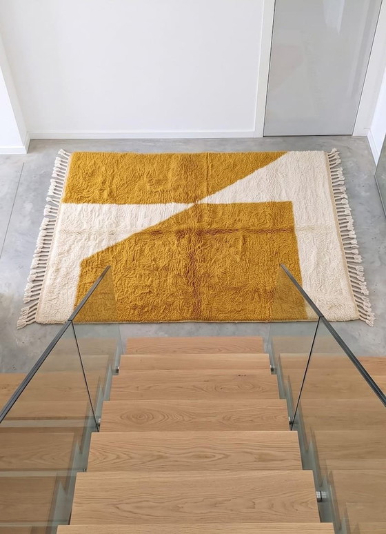 Alfombra tejida a mano de pura lana, blanca y mostaza, 1,5/2,5 m – Ahrend, Wool (photo 7 of 7)
