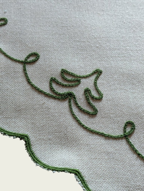 Image 1 of Vintage kersttafelkleed uit de jaren 80 – rond, wit met groene en gouden kerstbomen, Ø 54 cm