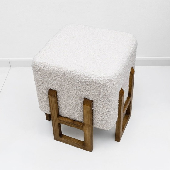 Image 1 of Een paar Italiaanse modernistische krukjes van essenhout, bekleed met witte boucléstof.