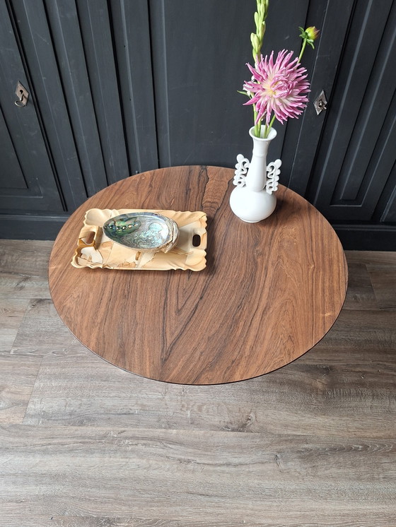 Image 1 of Table basse design vintage Midcentury en bois de teck rond. Fabriquée en Allemagne.