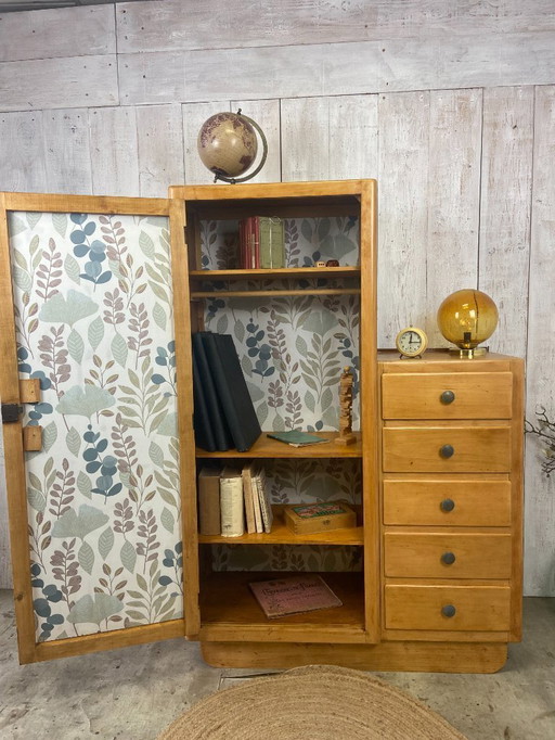 Armadio asimmetrico degli anni '50