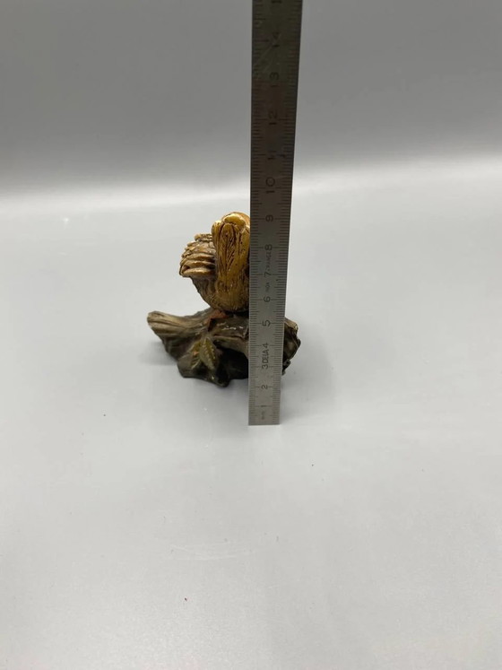 Vogelbeeldje van hars – Mus op een tak – Vintage naturalistische stijl – Decoratieve objecten (photo 3 of 3)