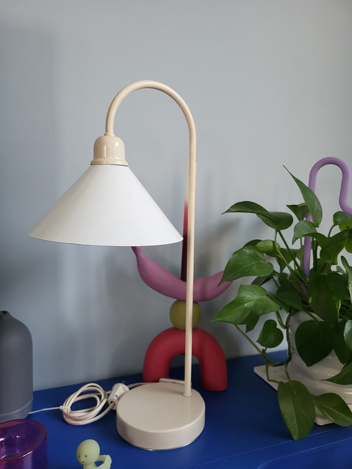 Dänische beige Vintage-Tischlampe mit Emaille-Schirm