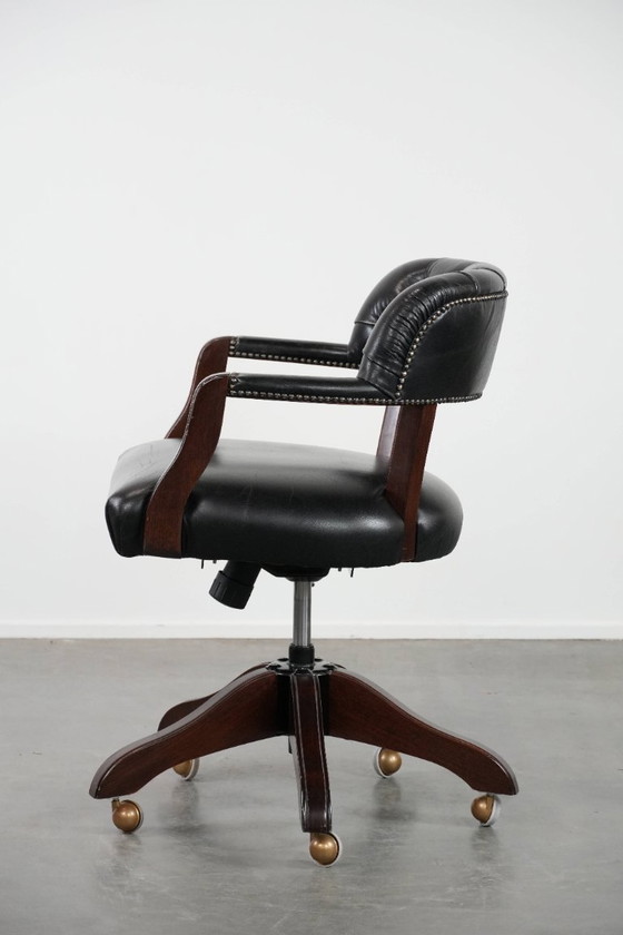 Image 1 of Zwarte, tijdloze, chesterfield bureaustoel gemaakt van rundleer en hout op wieltjes