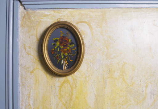 Nature morte florale miniature vintage peinte à la main hollandaise / flamande dans un cadre ovale en bois doré
