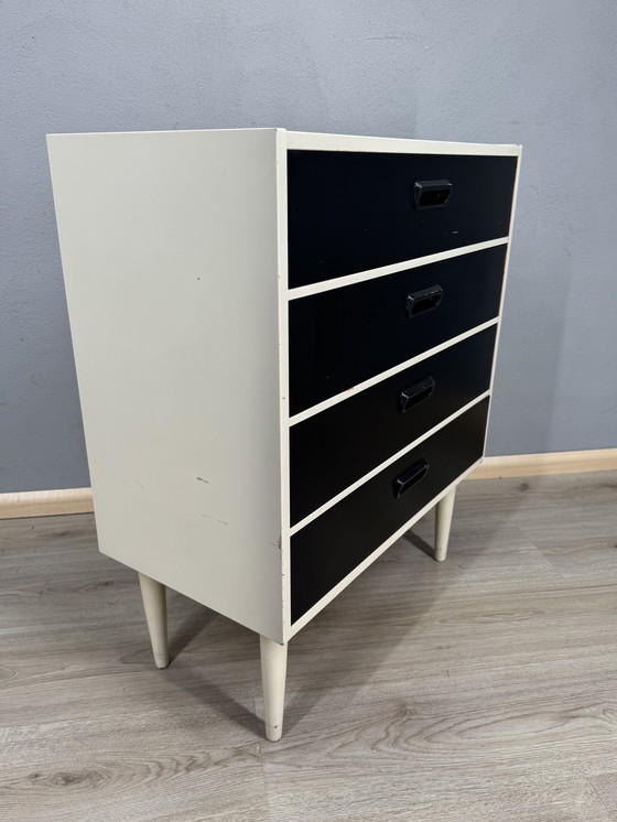 Image 1 of Vintage ladekast in zwart-wit contrast