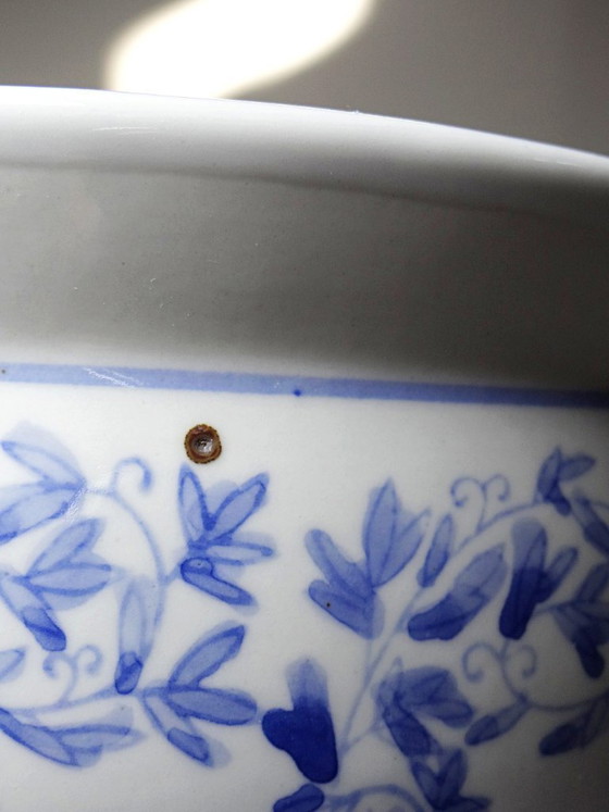 Image 1 of Maceta de porcelana china antigua azul y blanca con decoración vegetal.