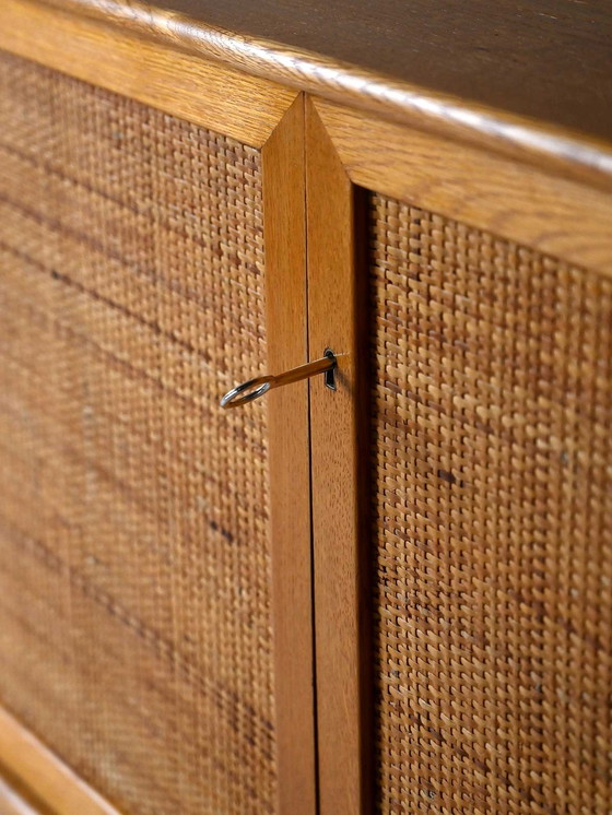 Image 1 of Scandinavische eiken kast met geweven rotan deuren