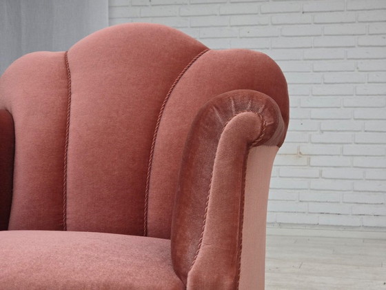 Image 1 of Dänischer Sessel aus den 1950er Jahren, lachsrosa Veloursbezug, Eichenholz.