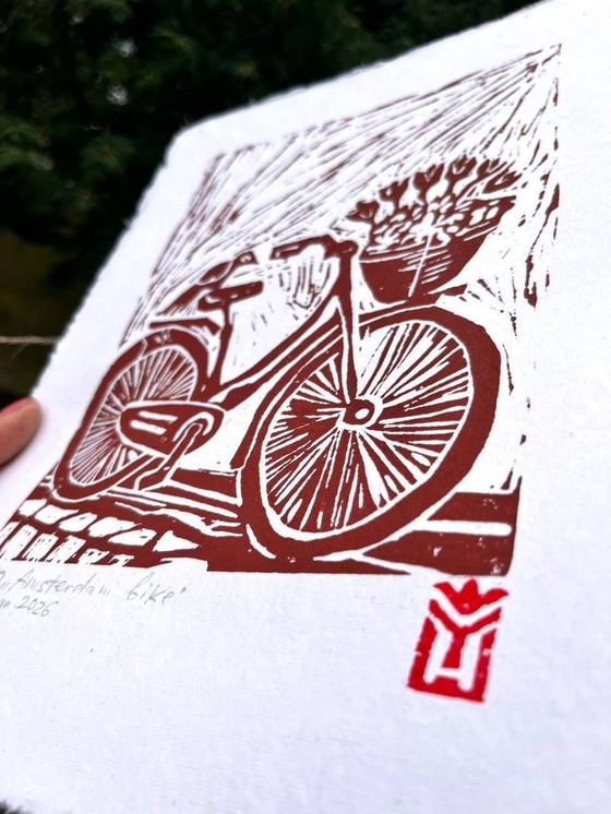 Image 1 of Impresión en linóleo de una bicicleta en Ámsterdam | A4, arte mural, decoración del hogar, papel hecho a mano