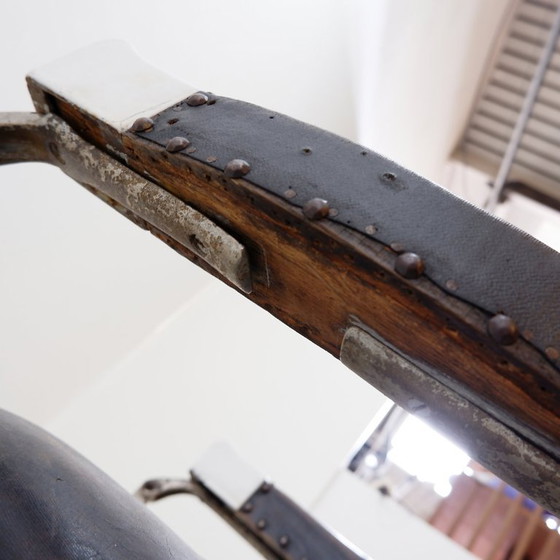 Image 1 of Koken Original Bruine Lederen & Wit Geëmailleerde Gietijzeren Kappersstoel - 1918