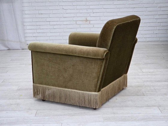 Image 1 of Dänischer Sessel aus den 1970er Jahren, originaler grüner Möbelveloursbezug, Beine aus Teakholz.