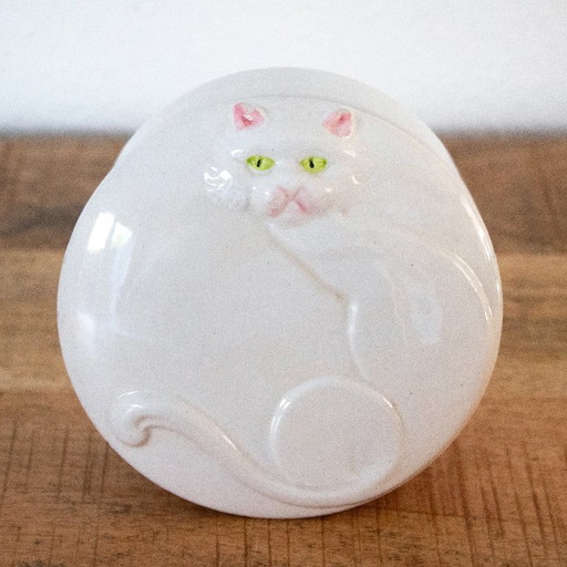 Boîte vintage en porcelaine blanche avec un chat sur le couvercle
