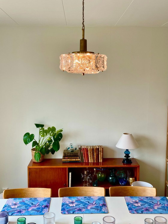 Image 1 of Scandinavisch moderne plafondlamp van messing en kristal – jaren 60 – toegeschreven aan Carl Fagerlund