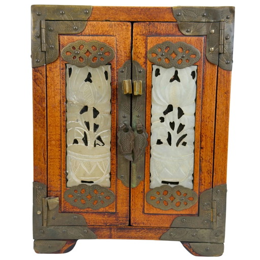 Boîte à bijoux chinoise en bois avec panneaux de pierre sculptés et ferrures en laiton
