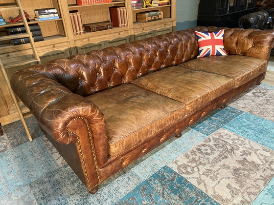 Image 1 of Magnifique canapé Chesterfield XXL, cigares vintage