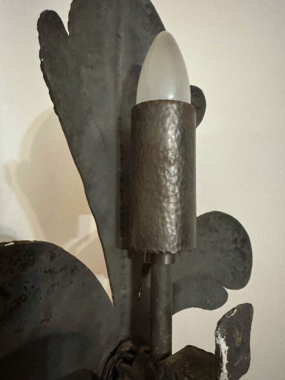 Image 1 of Gran aplique de pared de hierro forjado con flor de lis de la década de 1960