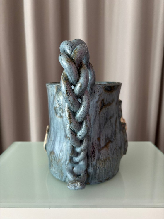 Keramische kan met gevlochten handvat en reliëffiguren, Decoratieve objecten, Keramiek, Blauw, Rustic (foto 7 van 11)