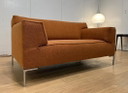 NOUVEAU design rembourré sur le canapé deux places Bloq en stock + GARANTIE