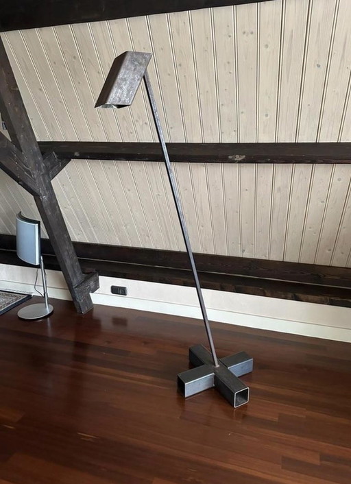 Robuste, handgefertigte Stehlampe