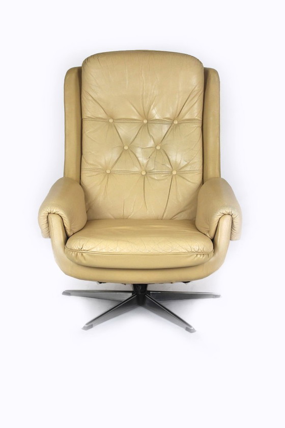 Vintage Finse leren draaibare loungestoel met verstelbare rugleuning van Peem, jaren 70. (photo 3 of 12)
