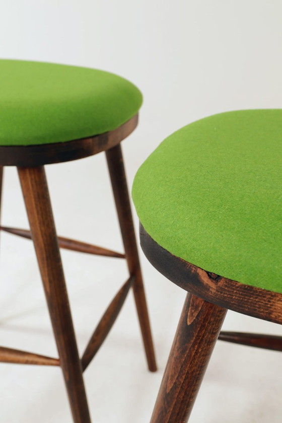 Image 1 of Set van twee beukenhouten krukjes uit het midden van de 20e eeuw | Groene wollen bekleding | Scandinavische stijl
