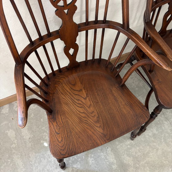 Image 1 of Een paar Windsor-fauteuils van iepenhout.