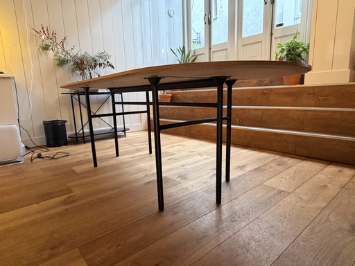 Menu Snaregade Oval Table Oak with black metal base