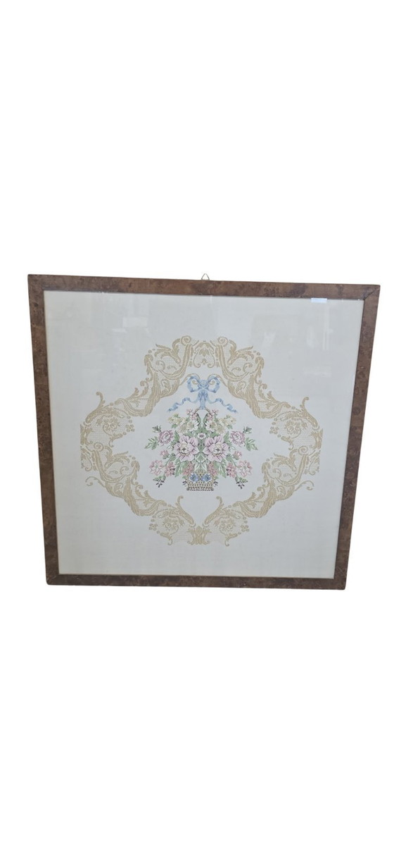 Image 1 of Par de cuadros bordados a mano en estilo clásico y shabby chic.