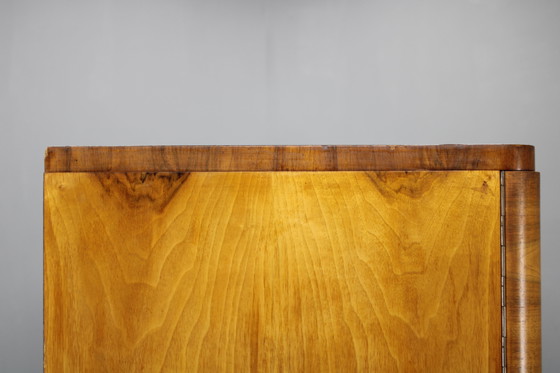 Image 1 of Armadio Bauhaus anni '30 di Vichr &amp; Spol in finitura noce, Cecoslovacchia