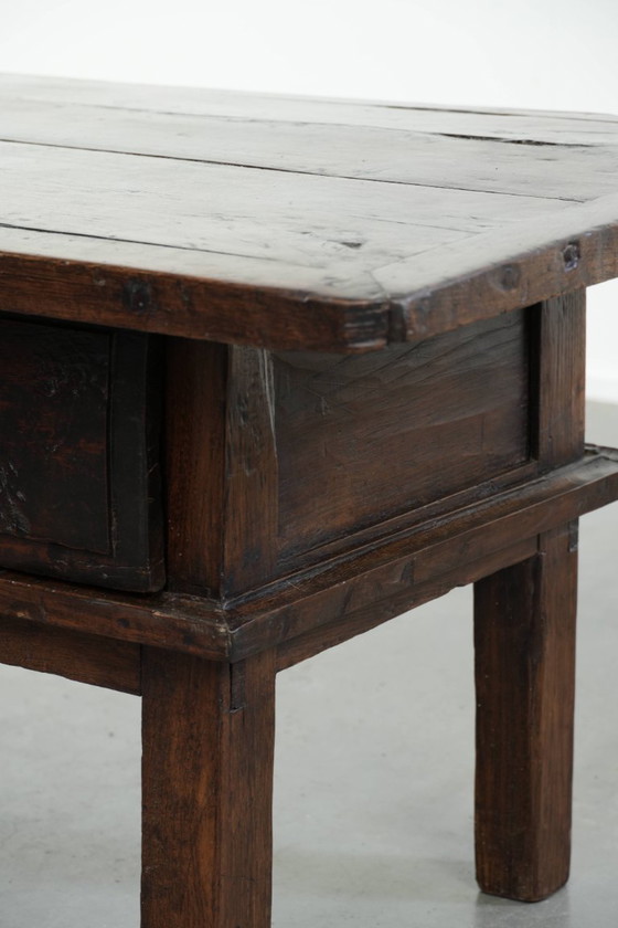 Image 1 of Magnifique table basse ancienne du XVIIIe siècle en châtaignier d'Europe du Sud, avec deux tiroirs et une serrure fonctionnelle 