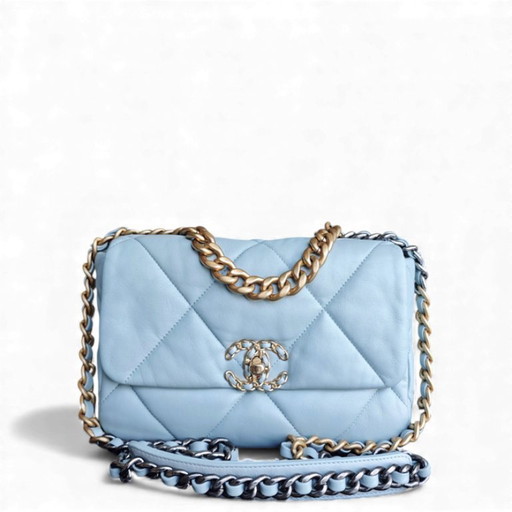 Borsa Chanel C19 Small 19 in pelle di capra trapuntata, azzurra, bicolore, con microchip.