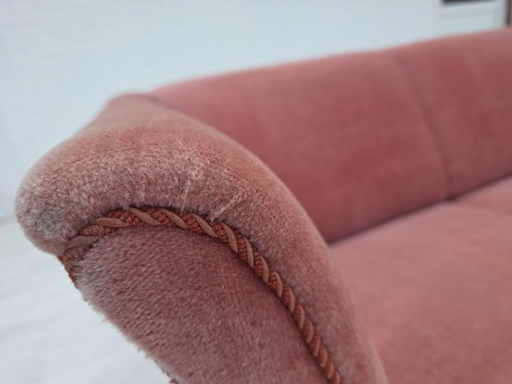 Image 1 of Divano danese a 2 posti, anni '70, in velluto rosa salmone originale.