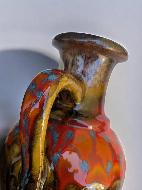 Image 1 of Brocca vintage di metà secolo, dipinta a mano, in ceramica marrone con smalto rosso e blu, stile tedesco occidentale, modello an
