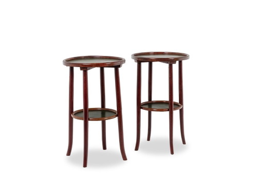 Thonet. Pair of two-tiered pedestal tables in stained beech. 1900s. – bijzettafels, Other