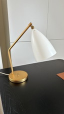 Lampada da tavolo Gubi Gräshoppa
