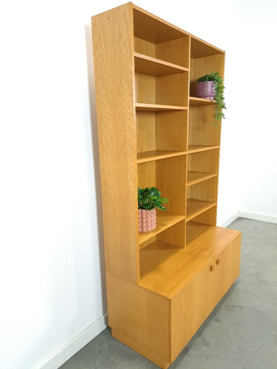 Image 1 of Hoge LP boekenkast met planken uit Zweden