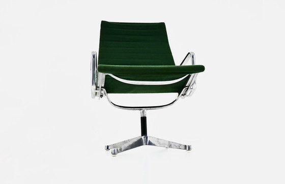 Image 1 of Poltrona verde EA124 di Charles e Ray Eames per Herman Miller, anni &#39;70