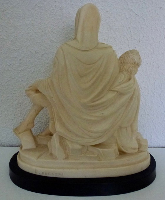 Image 1 of Escultura italiana "Pieta" de Gino Ruggeri sobre mármol.