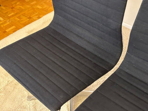 Image 1 of Chaises en aluminium modèle EA 105, conçues par Eames pour Herman Miller, années 1970, lot de 2