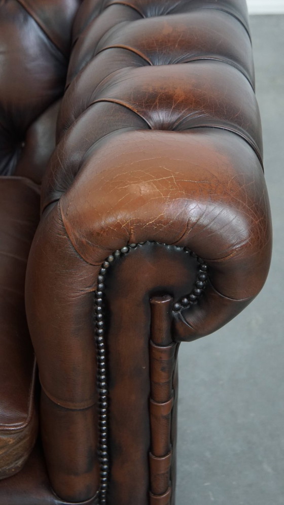 Image 1 of Donkerbruine Engelse rundleren chesterfield fauteuil met siernagels