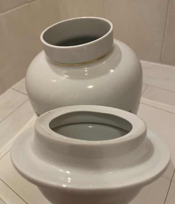 Image 1 of Jarrón alto de porcelana noble con tapa/decoración H 37 cm en blanco de Crown Regent