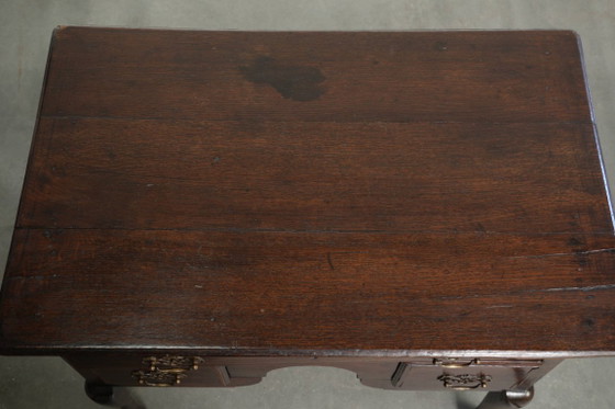Elegant 18th-century English oak lowboy/side table with a luxurious appearance – Wood (photo 7 of 11)