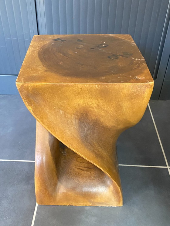 N2 Kruk van massief onbewerkt walnotenhout, uit één stuk gesneden, 1970 – Krukjes, Wood (photo 8 of 16)