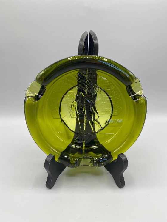 Vintage olijfgroene glazen asbak, met reliëf van een glasblazer, jaren 70. – Glazen & Karaffen, Art Deco (photo 2 of 4)
